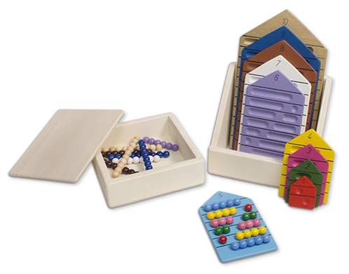 10 bunte Holzhäuser mit Montessori Perlenstäbchen