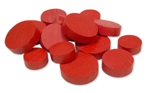 Rote Holzchips in unterschiedlichen Größen
